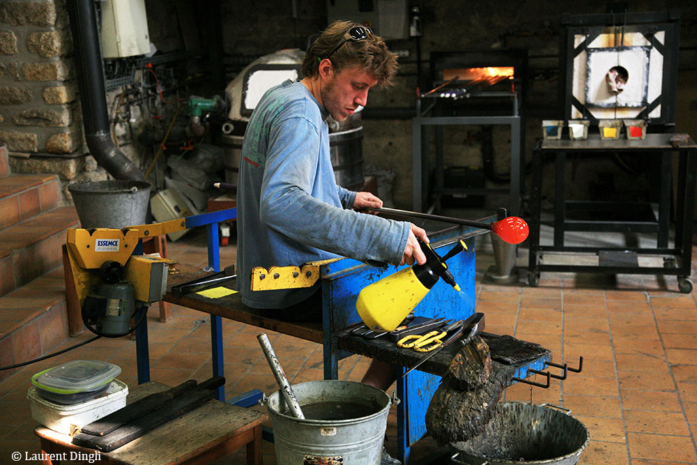 Souffleur de verre au travail - Village de Locronan © Laurent Dingli - Tous droits réservés